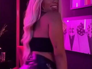 Anita super gostosa dan&ccedil_ando