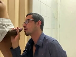 Na hora do tes&atilde_o, rasguei a roupa do passivo e ele foi embora de cueca