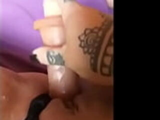 Tatuada brincando com o consolo