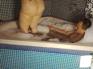 Vivi Guedez, chegou cheia de tes&atilde_o e arrastou dotado pra foder gostoso!