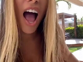 Anitta Gostosa rebolando a bunda de calcinha