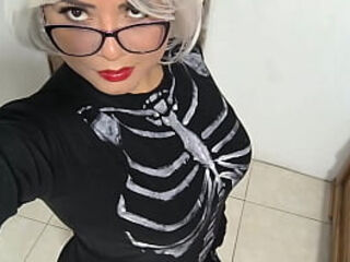 felices fiestas de halloween!! soy una putita peque&ntilde_a latina con un gran co&ntilde_o caliente.