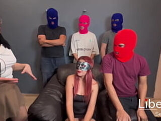 Flaquita hotwife jugando botella con singles y su cornudo esposo, le mama la verga a todos