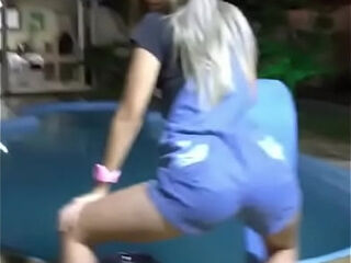 loira gostosa tremendo o rabet&atilde_o