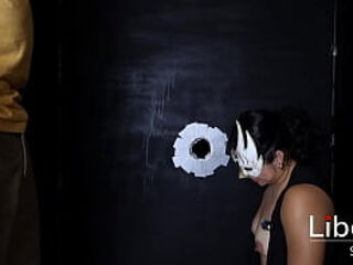 Hotwife entrega el culo a desconocidos a lado de su esposo