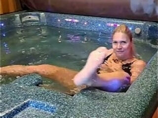 Vicky Wilfing masturbiert im Whirlpool