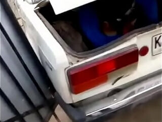 Puta es sorprendida masturbandoce en coche abandonado