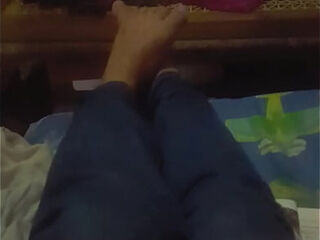 Chico e muestra sus deliciosos pies