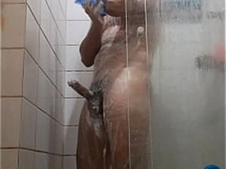 Diogo Brasileiro Tomando banho