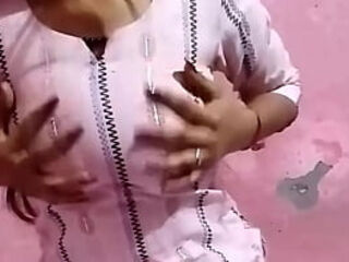 Bhabhi Ne apni pussy se jor jor se voice ke sath pani niakala