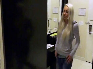 Lucky Guy schlngelt sich mit vollbusiger deutscher Blondine