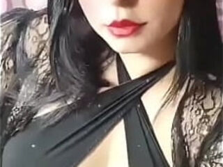 Me muestra como le quedan las tetas con su vestido