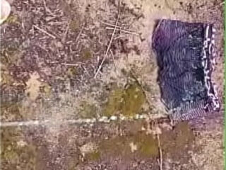 Mijando cueca vermelha