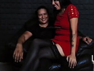 comparte a su esposa con un desconocido en un tr&iacute_o