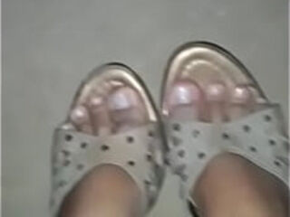 Mi prima Yuli me muestra sus pies con tacos