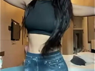 Linda Lenovo shake her body