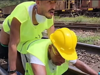 OS OPERARIOS PEGARAM PESADO NA HORA DO ALMO&Ccedil_O FUDERAM O COLEGA PASSIVO E DERAM MUITO LEITE DE SOBREMESA (TEASER)