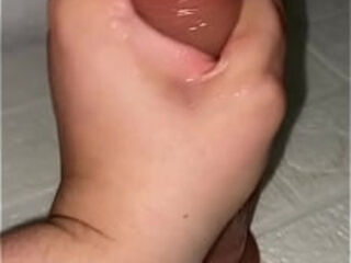 le hago una paja con las manos a mi dildo