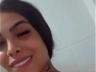 Nathi Rodrigues Tomando Banho Instagram @nathalia rodriguescf