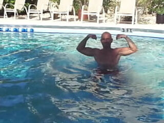 HARDBODY ITALIAN PORNSTAR SHADOW BOXING IN THE POOL
