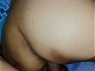 di Goyang crot di dalam memek tebal