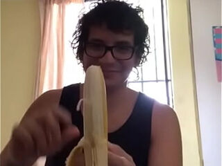 Putita caliente pela banana para luego comersela (Garganta profunda)