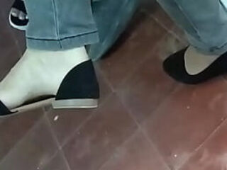 Rico Shoeplay de una compa&ntilde_era de trabajo con sus Flats Negras