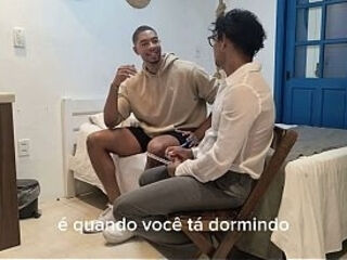 PACIENTE E MEDICO TRANSANDO NUM TESAO DENTRO DO CONSULTORIO