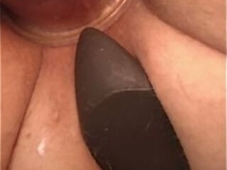 Dicke Eier und Plug im Anus
