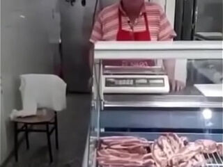 Hombre se desnuda en una carniceria y pasa esto (termina sexual)