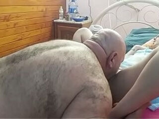 NOVINHA SE DEU BEM CONSEQUIU GOZAR NA BOCA DELE