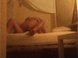 Follandome a la amiga de mi madrastra en un motel con la c&aacute_mara escondida