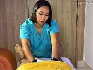 Lucky fan receives a amateur massage with happy ending