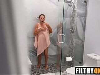Peaking Busty MILF And Fucking Hard Justine Jakobs, Leo Valentino