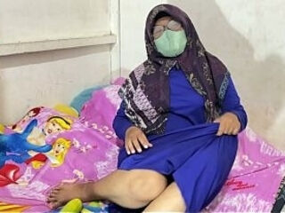 Wanita berhijab sedang masturbasi