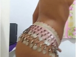 Odalisque shaking her hips nicely