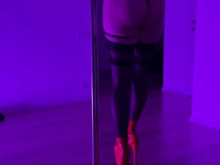 Wife becomes a stripper and moves her ass like a dancing pro