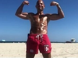 MAXXX LOADZ FLEXING AT THE BEACH