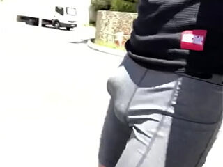 Balade en centre ville avec bulge bien visible