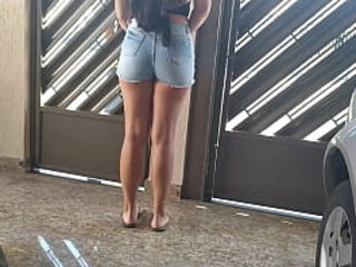 Vizinha gostosa de shortinho jeans trepando com o marido da vizinha