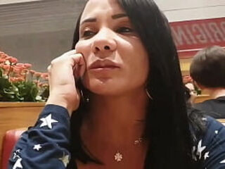 Marquei com boy do app no shopping mas rolou no carro.