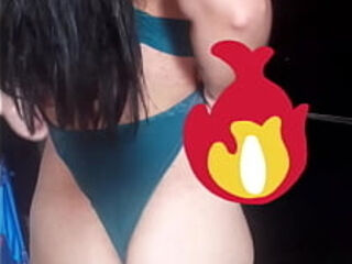 Hot girl shaking ass