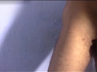 Novinho batendo punheta na casa da madrinha