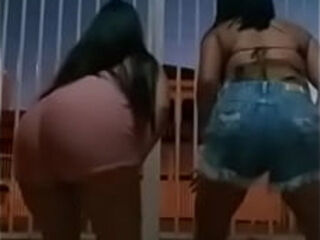 Novinhas dancando em Bras&iacute_lia