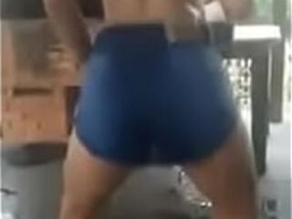 Algu&eacute_m a&iacute_ pra me dar leitinho nessa minha bunda