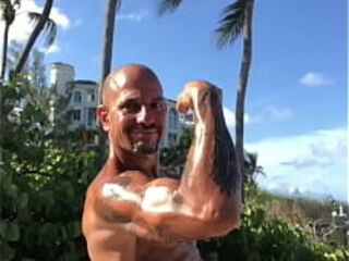 MAXXX LOADZ FLEXING AT BEACH