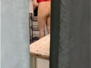 Ele adora ficar me espiando atr&aacute_s da porta, e ainda estava sozinha. O macho estava para chegar e para me usar gostoso. T ...