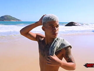 Dando pro dotado na praia de nudismo!