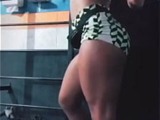 Manuelly Melo dan&ccedil_ando funk de shortinho na academia