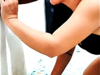 Porn&ocirc_ interracial de Halloween com &oacute_leo nos seios: enteada branca gostosa chupa o padrasto negro e bem dotado